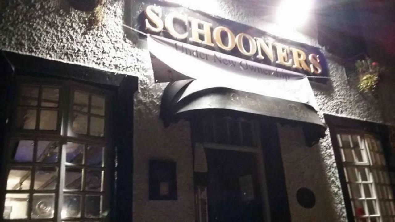 Stunning 2-Bed Apartment Above Schooners Bar Neath Exterior foto