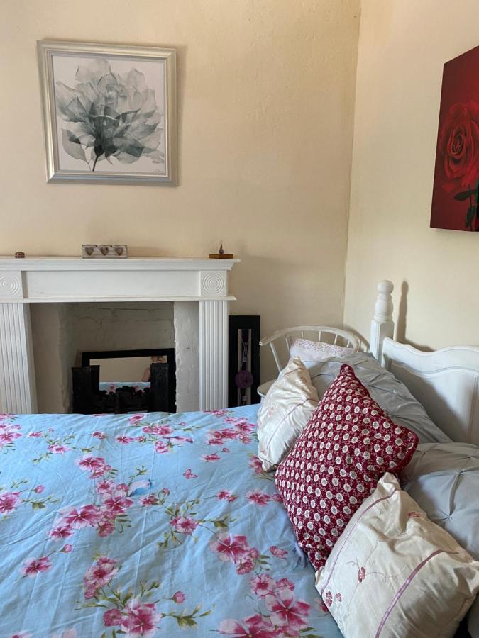 Stunning 2-Bed Apartment Above Schooners Bar Neath Exterior foto