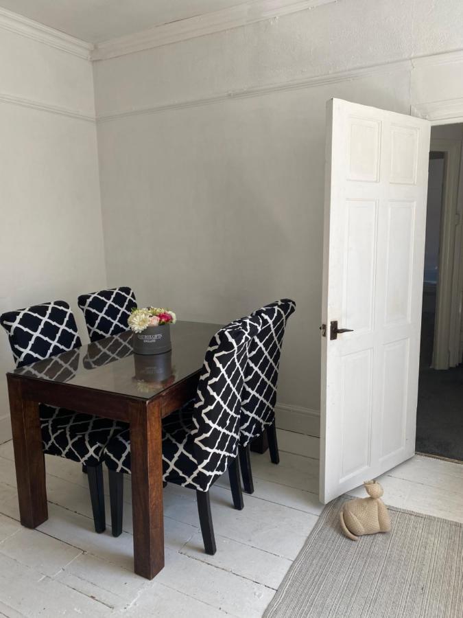 Stunning 2-Bed Apartment Above Schooners Bar Neath Exterior foto
