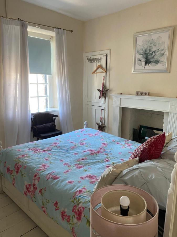 Stunning 2-Bed Apartment Above Schooners Bar Neath Exterior foto