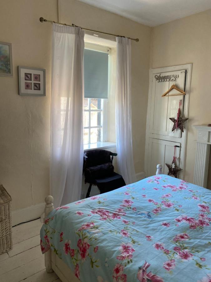 Stunning 2-Bed Apartment Above Schooners Bar Neath Exterior foto